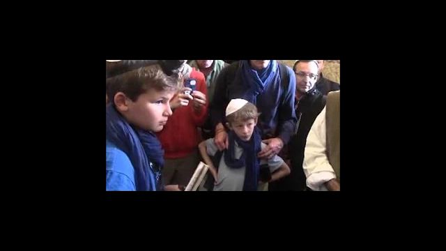 ילד יהודי בקבוצה של קתולים צרפתים מגלה את יהדותו ומניח תפילין